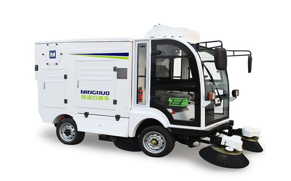 达坂城四轮扫路车MN-S1800配备240L标准垃圾桶